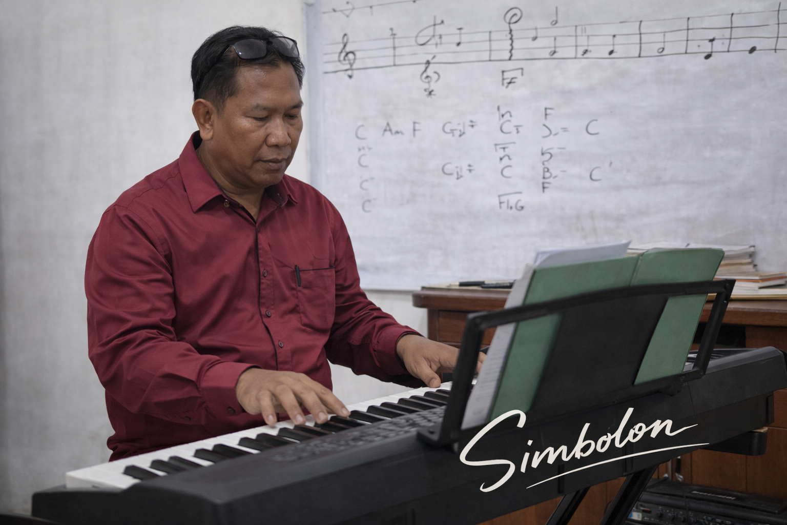 Simbolon Mengajar Keyboard